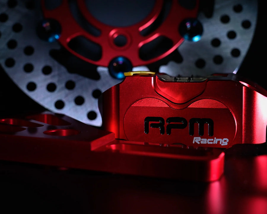 Étrier de frein RPM Racing rouge anodisé avec disque percé et patte de déport pour moto 50cc